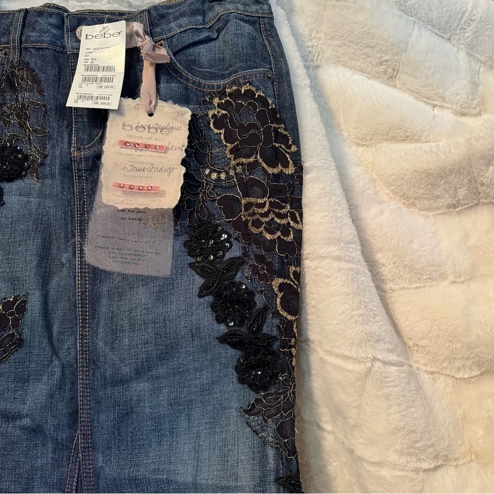 ❣️SOLD ❣️BEBE Lace Appliqué Long Gusset True Indigo Denim Skirt. Size 26. 40”L - Picture 6 of 17